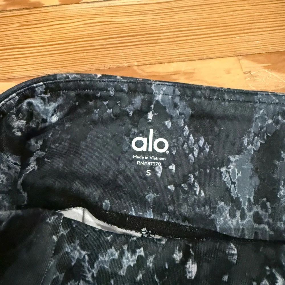 Alo Yoga Goddess Ribbed Leggings in a snakeskin print